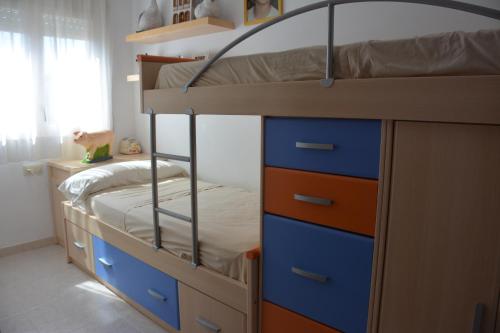 サンティラリ・サカルムにあるCasa Bonavistaのベッドルーム1室(二段ベッド1組、青とオレンジの引き出し付)