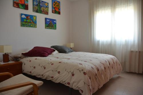 サンティラリ・サカルムにあるCasa Bonavistaのベッドルーム(ベッド1台、窓付)