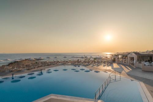Bazén v ubytování Themis Beach Hotel nebo v jeho okolí