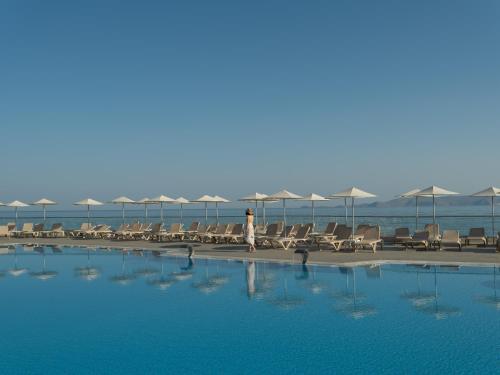Bazén v ubytování Themis Beach Hotel nebo v jeho okolí