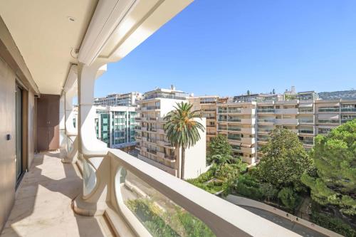 REF 1991 - Cannes Croisette - Sea view apartment for rent