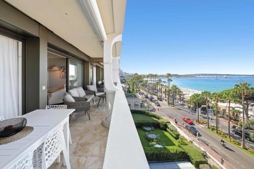 REF 1991 - Cannes Croisette - Sea view apartment for rent