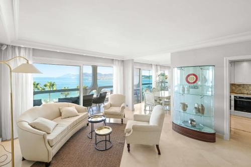 REF 1991 - Cannes Croisette - Sea view apartment for rent