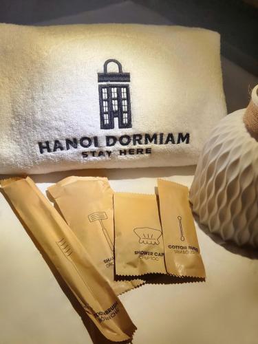 ハノイにあるHanoi Dormiam - Wonderful Sightseeing of West Lakeのハモンド・ダーラム・ホテルの名前が入った枕