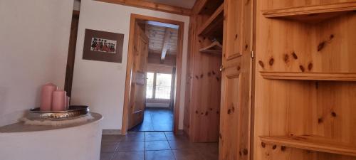 a hallway leading to a kitchen with a door and a room with at Palü in Bever