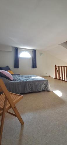 une chambre avec un grand lit avec des rideaux bleus dans l'établissement duplex 60m2 dos au port de rochefort, à Rochefort