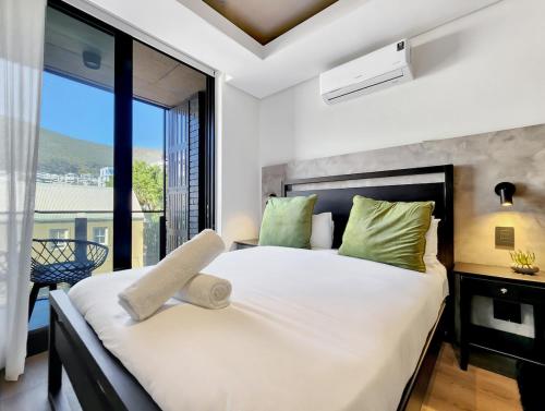 Postel nebo postele na pokoji v ubytování Stylish Sea Point Studio