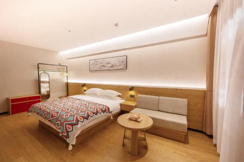 Postel nebo postele na pokoji v ubytování Jiuzhaigou Jijian Nanshan B&B
