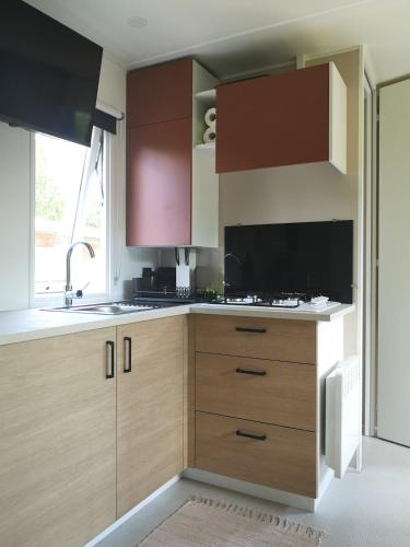 Una cocina o zona de cocina en Tiny Haus am Wallersee