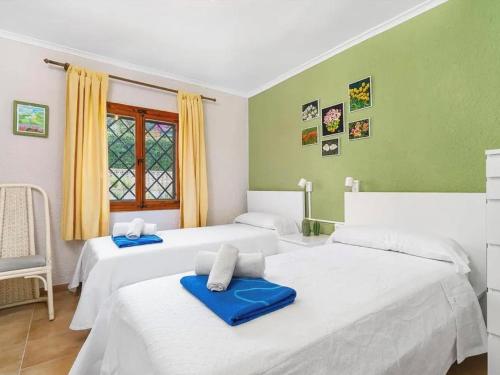 Dos camas en una habitación con paredes verdes. en Encantadora villa en Javea con piscina privada y aire acondicionado, cerca de la playa - ES-160-18, en Denia