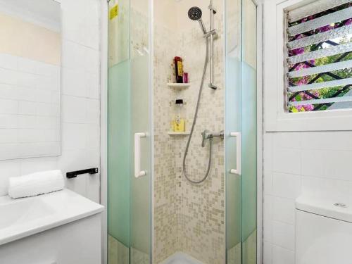 una ducha con puerta de cristal en un baño en Encantadora villa en Javea con piscina privada y aire acondicionado, cerca de la playa - ES-160-18, en Denia