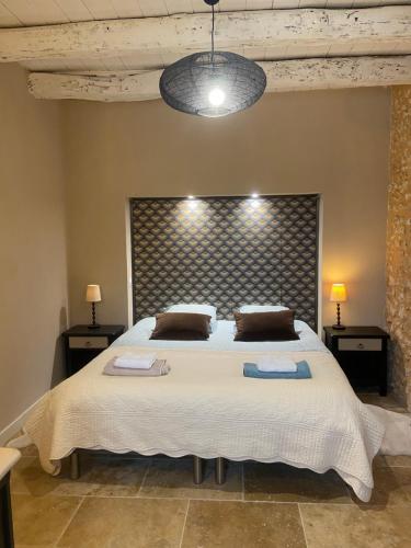 une chambre avec un grand lit avec deux serviettes dessus dans l'établissement Gîte 4 personnes - 600m de Plan d'eau de 