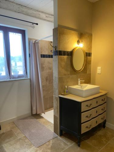 une salle de bain avec un lavabo, un miroir et une douche dans l'établissement Gîte 4 personnes - 600m de Plan d'eau de 