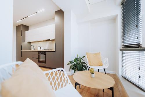una sala de estar con un sofá y una mesa en 1BR - Workspace - Park View - Elevator, en Chişinău