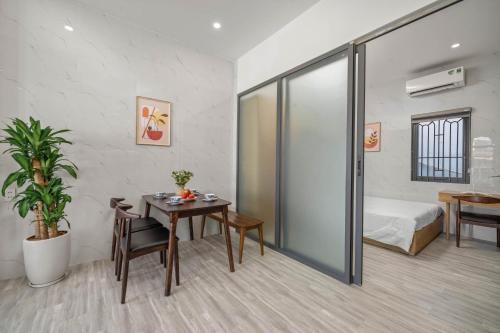 Katil atau katil-katil dalam bilik di Amara Apartment - Near My Khe Beach & City Center by The Key