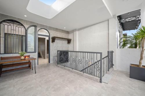 Balkoni atau teres di Amara Apartment - Near My Khe Beach & City Center by The Key
