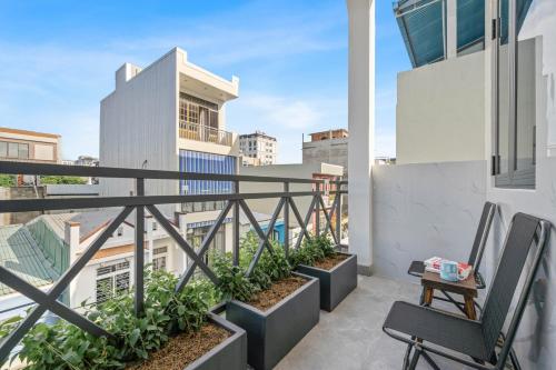 Balkoni atau teres di Amara Apartment - Near My Khe Beach & City Center by The Key