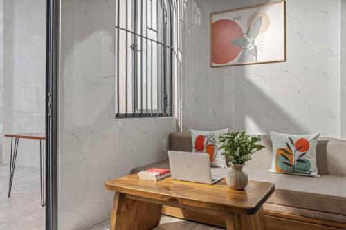 Ruang duduk di Amara Apartment - Near My Khe Beach & City Center by The Key