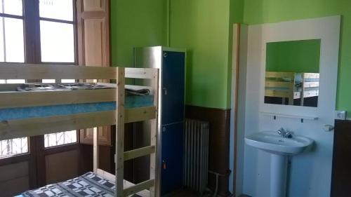 Habitación con baño con litera y lavabo. en Albergue La Casona Del Peregrino, en Llanes