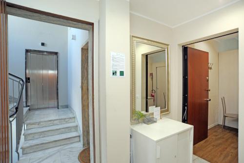 een kamer met een trap en een spiegel bij Via Torino Apartment 3 in Milaan