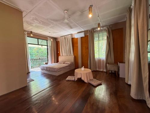 Postel nebo postele na pokoji v ubytování Villa Kuala Woh Resort