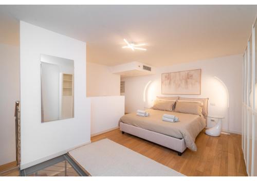 a bedroom with a bed in a white room at Appartamento Deluxe a Padova, 2 Camere da Letto, 6 ospiti in Padova