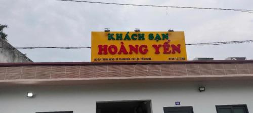 a sign on the top of a building at Hoàng Yến Hotel Thanh Hoà in Cai Lậy