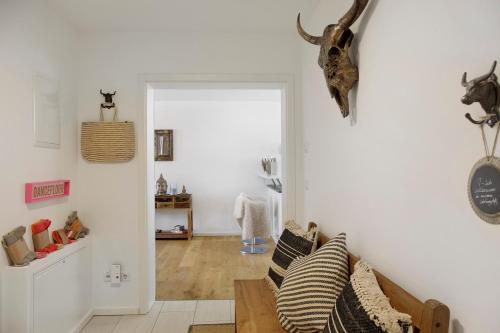 a living room with white walls and a couch at Lieblingsplatz Ferienwohnung in Bad Tölz