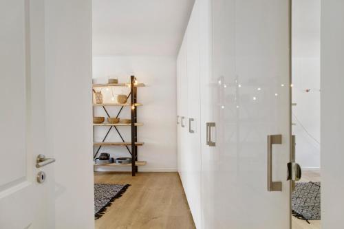 a hallway with white walls and a glass door at Lieblingsplatz Ferienwohnung in Bad Tölz