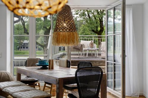 a dining room with a table and chairs at Lieblingsplatz Ferienwohnung in Bad Tölz