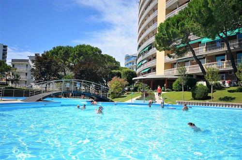 un grupo de personas nadando en una gran piscina en La Torre 9B studio&parking, en Lignano Sabbiadoro