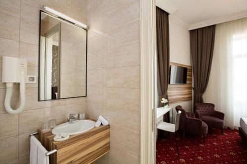 Bathroom sa Hotel Saint Germain