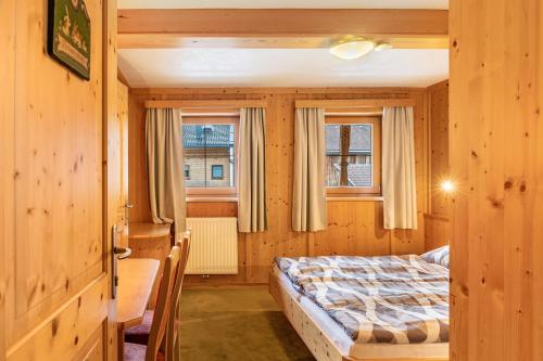 a small bedroom with a bed and a window at Gasthaus Mamoosen in Penning