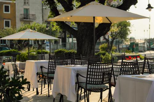 莫什尼卡德拉加Hotel Mediteran - Liburnia的一组桌椅和一把伞
