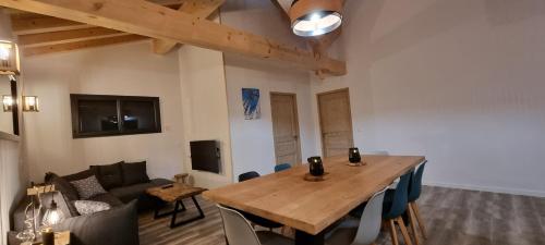 ein Wohnzimmer mit einem Holztisch und einem Sofa in der Unterkunft Appart 3 pièces Cosy - idéal famille & sports Le Cairn De Samoëns in Samoëns