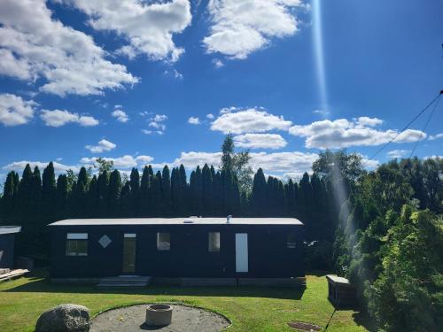 a small house in a yard with a sky at Villavagn in Gärds Köpinge