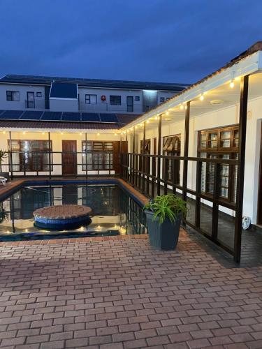 Πισίνα στο ή κοντά στο 5 Third Avenue Guesthouse
