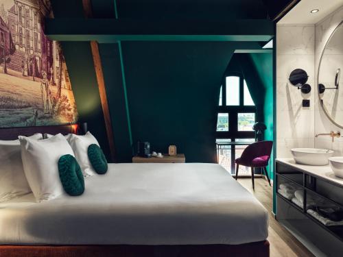a bedroom with a large bed and a bathroom at The Ald Hotel in The Hague
