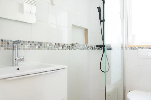 un bagno con doccia e lavandino di Superbe studio I Centre ville Saint Ausone ad Angoulême