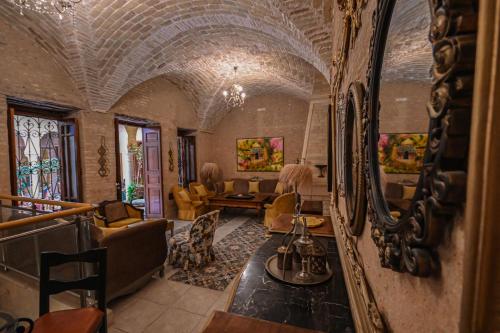 a living room with a couch and chairs at Palais Harran in Kairouan