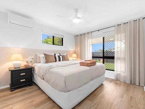 Postel nebo postele na pokoji v ubytování Pantai Indah Cottage