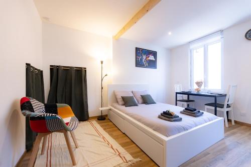 una stanza bianca con un letto e una scrivania di Superbe studio I Centre ville Saint Ausone ad Angoulême