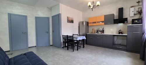 Una cocina y un comedor con mesa y sillas. en Червоний хутор, en Odessa