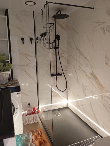 Et badeværelse på Perla del Mar 2 con ascensor