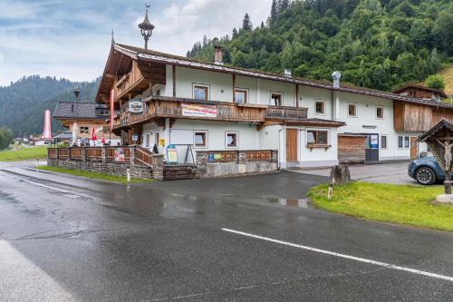 a building on the side of a road at Gasthaus Mamoosen in Penning