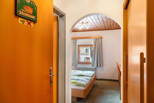 a small room with a bed and a mirror at Gasthaus Mamoosen in Penning