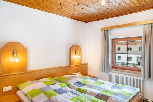 a bedroom with a bed and a window at Gasthaus Mamoosen in Penning