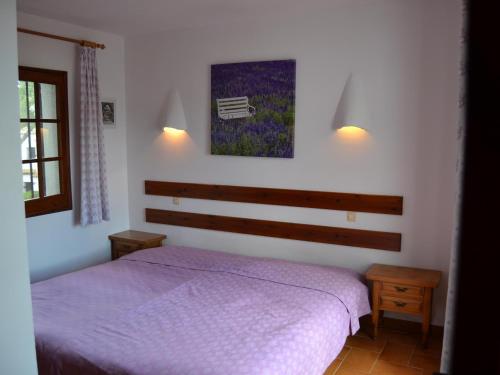 une chambre avec un lit et un tableau au mur dans l'établissement Casa Vacacional Tranquila con Piscina, Jardín y Cerca de la Playa en L'Estartit - ES-323-29, à L'Estartit