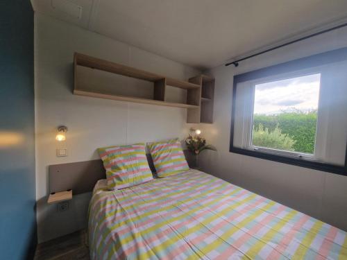 Ένα ή περισσότερα κρεβάτια σε δωμάτιο στο Mobil-home 4pers avec terrasse