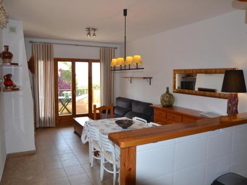 ein Wohnzimmer mit Tisch und Couch in der Unterkunft Casa Carmen - L'Estartit, Torre Vella - ES-323-67 in L'Estartit